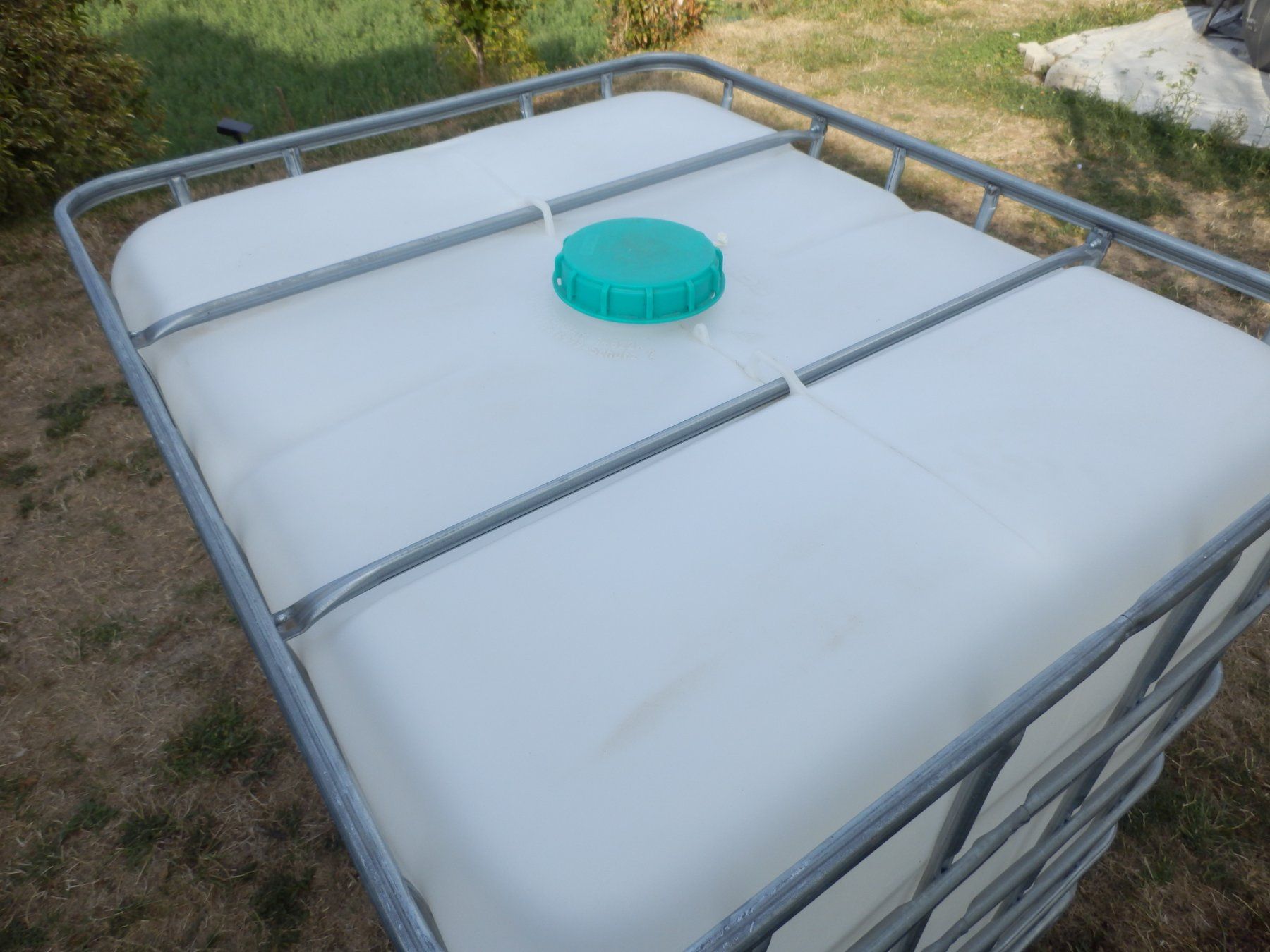 Abbeveratoi e trogoli: Cuve IBC de 1000 litre propre pour eau de pluie – Usato da Apples venduto da Photec18 1