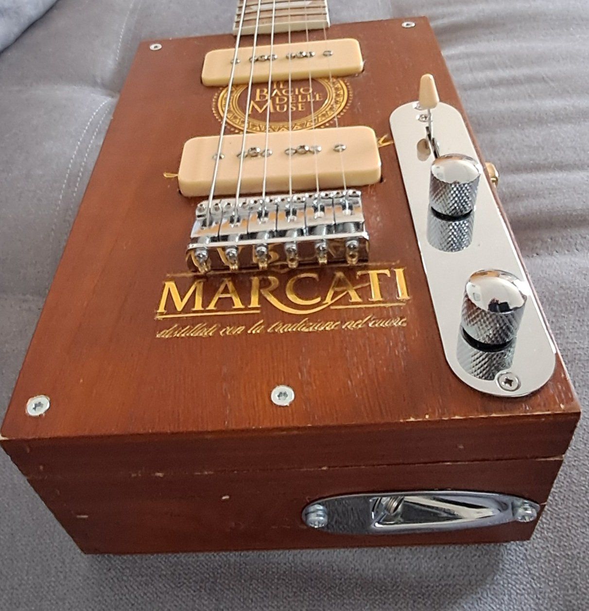Strumenti musicali: El. Cigar (Grappa) Box Gitarre, keine Fender oder Gibson – Usato da Unterkulm venduto da Magerbu 2