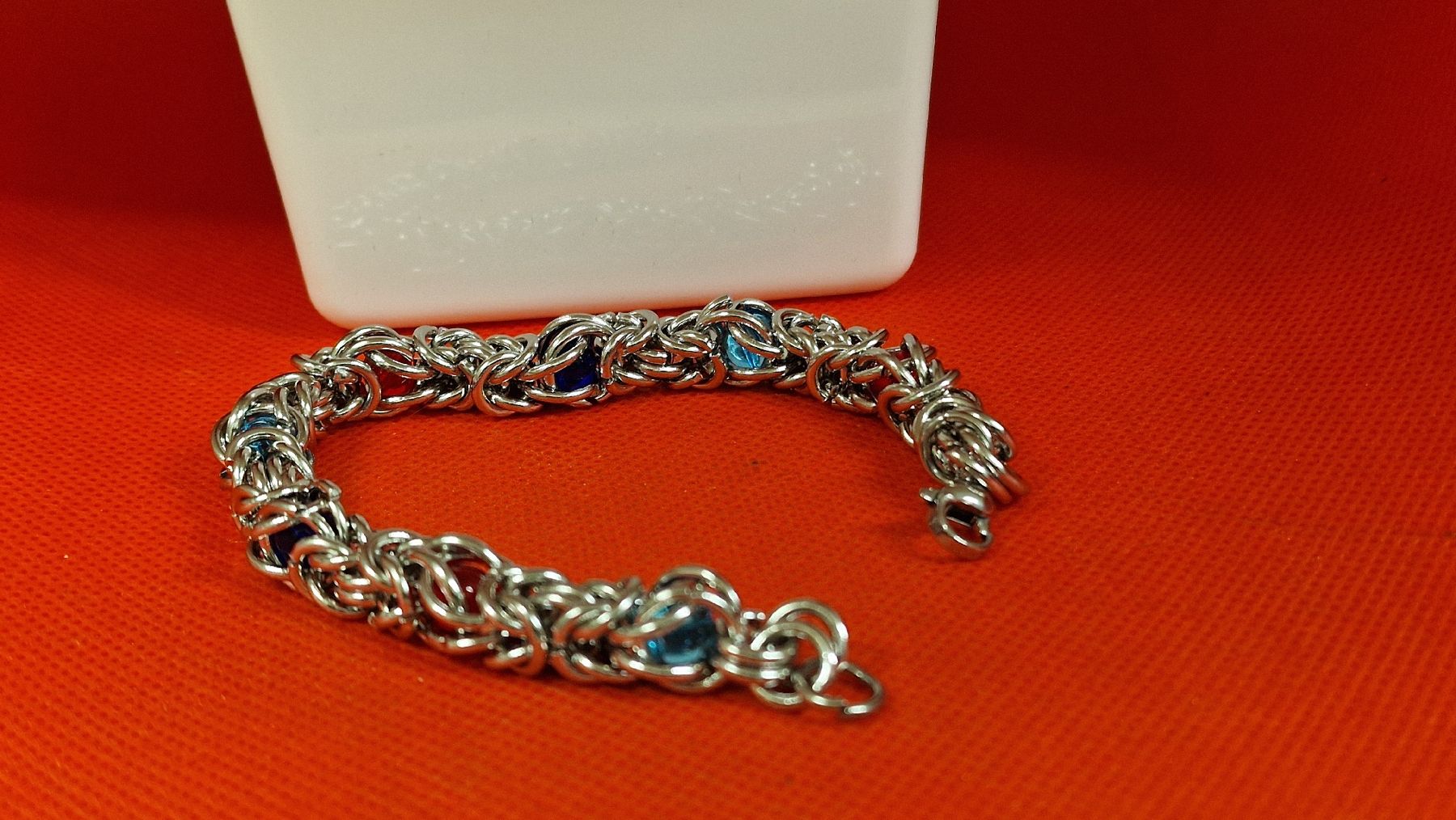 Bracciali & Braccialetti: Handgefertigtes Armband, Silberlook, mit Glassteinen. – Nuovo (secondo la descrizione) da Herisau venduto da Antiques.AR 2