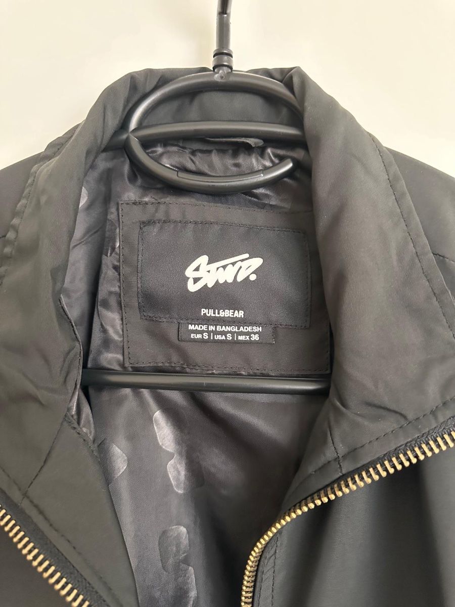 Pull&Bear Giacche: Pull&Bear Übergangsjacke, Schwarz, Grösse S, Top Zustand! – Nuovo (secondo la descrizione) da Dintikon venduto da 2ndhandcloset 1