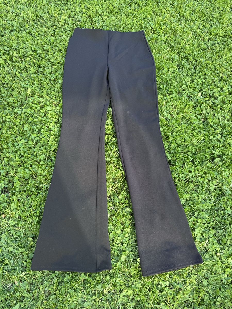 H&M Pantaloni: Schwarze Schlaghose von H&M, Gr. S – Usato da Muotathal venduto da mianyc 1