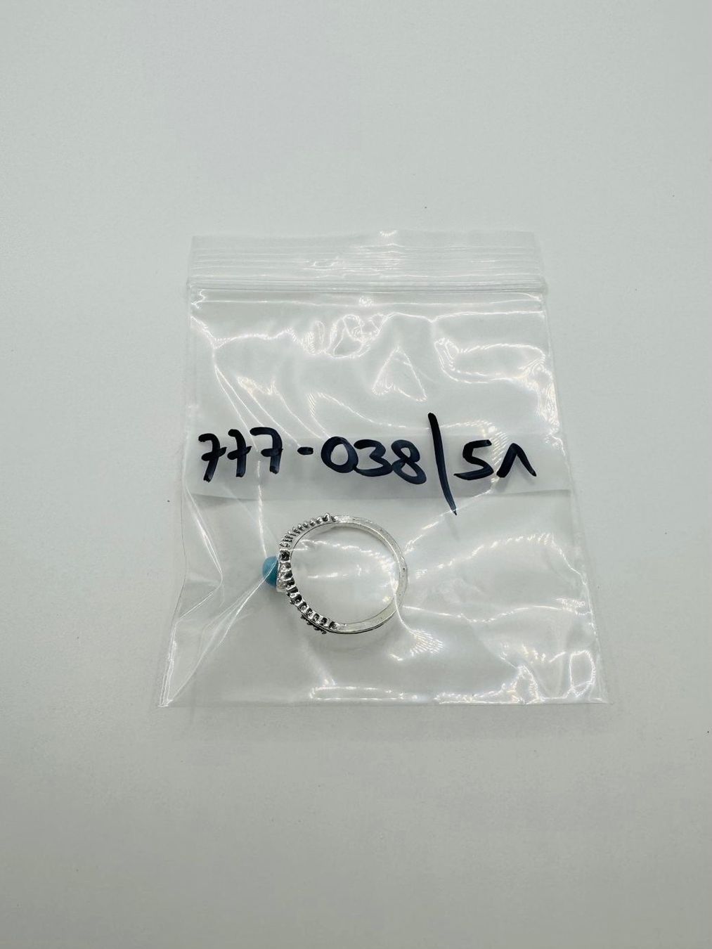Anelli: Wunderschöner Ring mit blauem Stein - Grösse: 51 – Nuovo e nell'imballaggio originale da Frutigen venduto da glanzvolles.leben 2