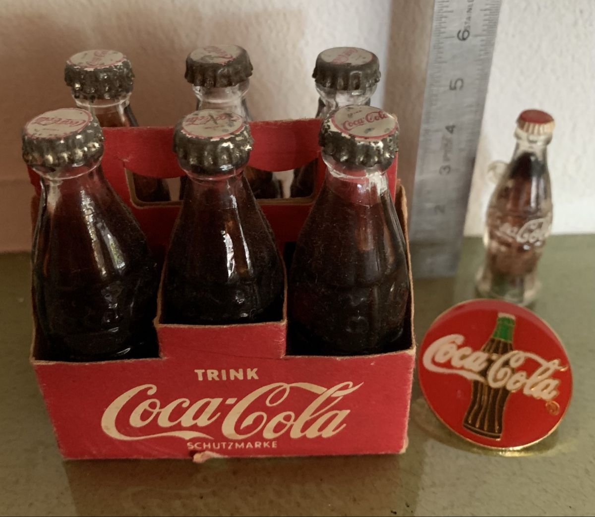 Coca-Cola Plaketten & Abzeichen: Coca-Cola Miniaturflaschen 6er Pack mit Ansteckpin – Gebraucht aus Egg b. Zürich von ohtannenbaum