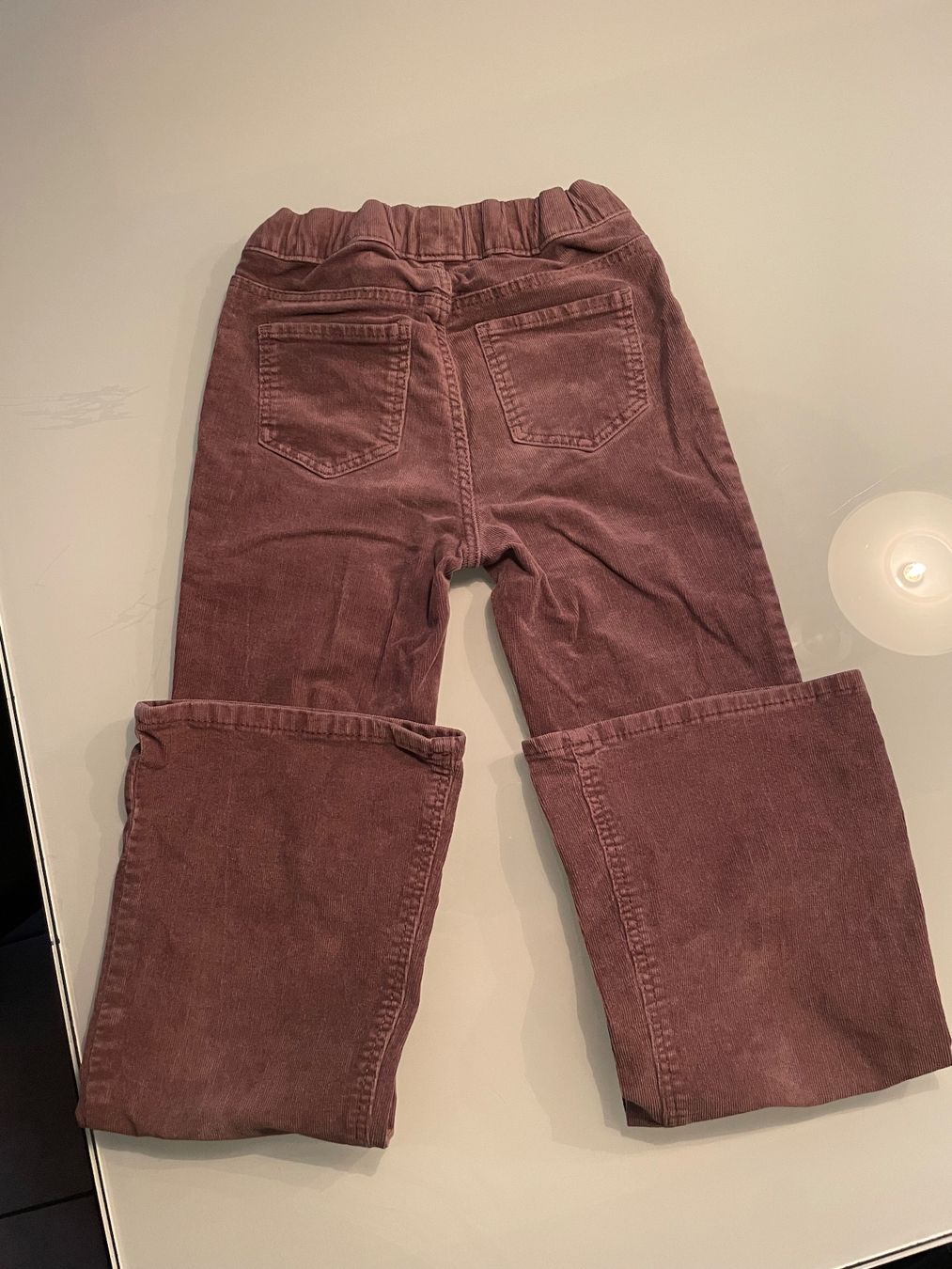 H&M Pantaloni: Mädchen  -  Manchester hose braun, 128/134 – Usato da Pfeffingen venduto da Purzzeli 1