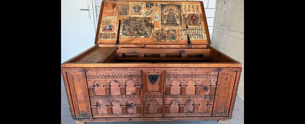 Cassapanche: Antike Bauerntruhe mit religiöser Innenbemalung – Usato da Feusisberg venduto da ale_7bs2