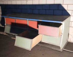 Werkbank mit farbigen Schubladen