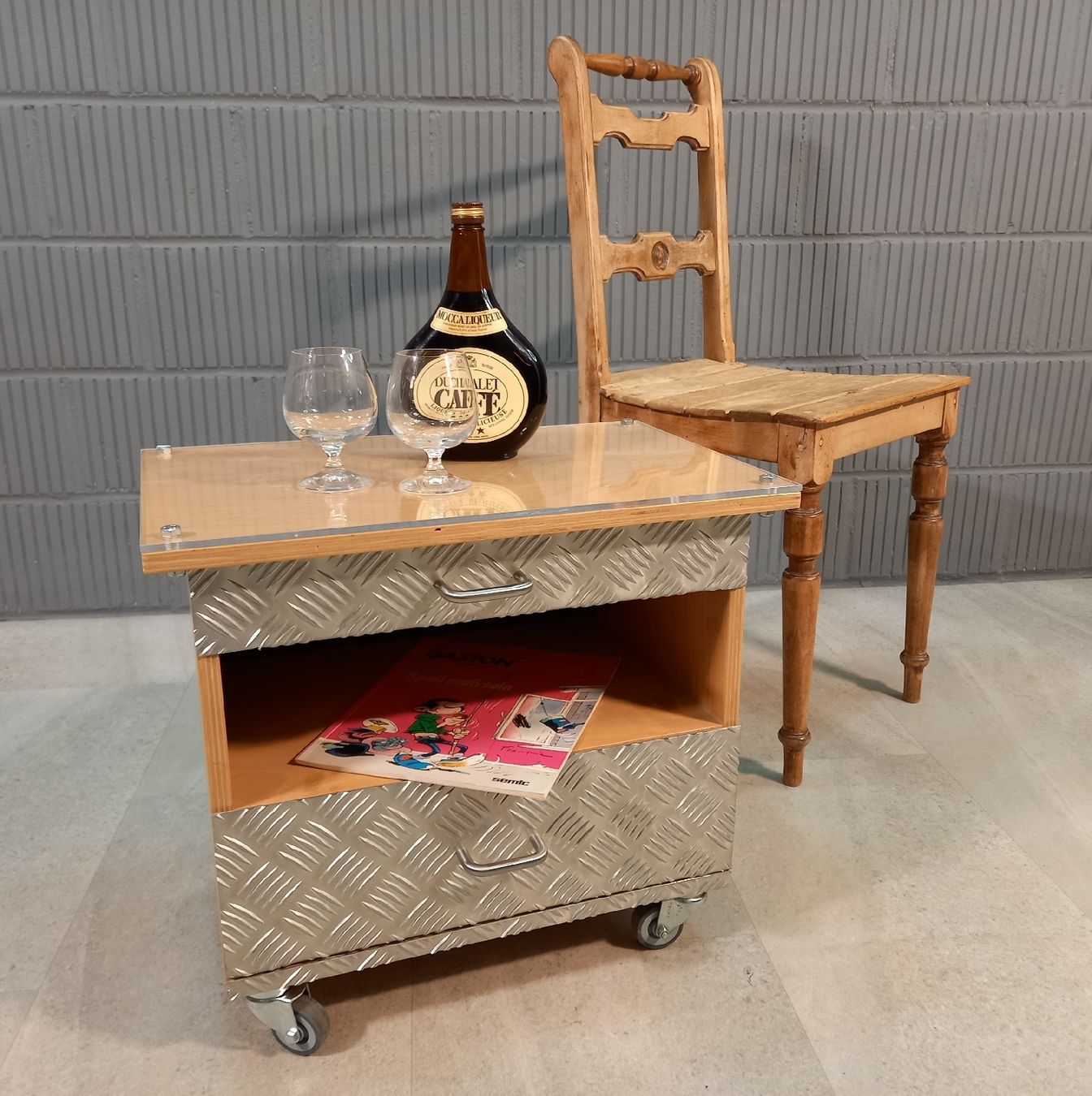 Nachttische: Holz-Riffelblech Night-Stand. Kommode Nachttisch Rollbar – Gebraucht aus Nottwil von Wondewa-Shop 3