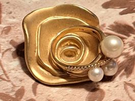 Goldring mit Süsswasserzuchtperlen             und Diamanten