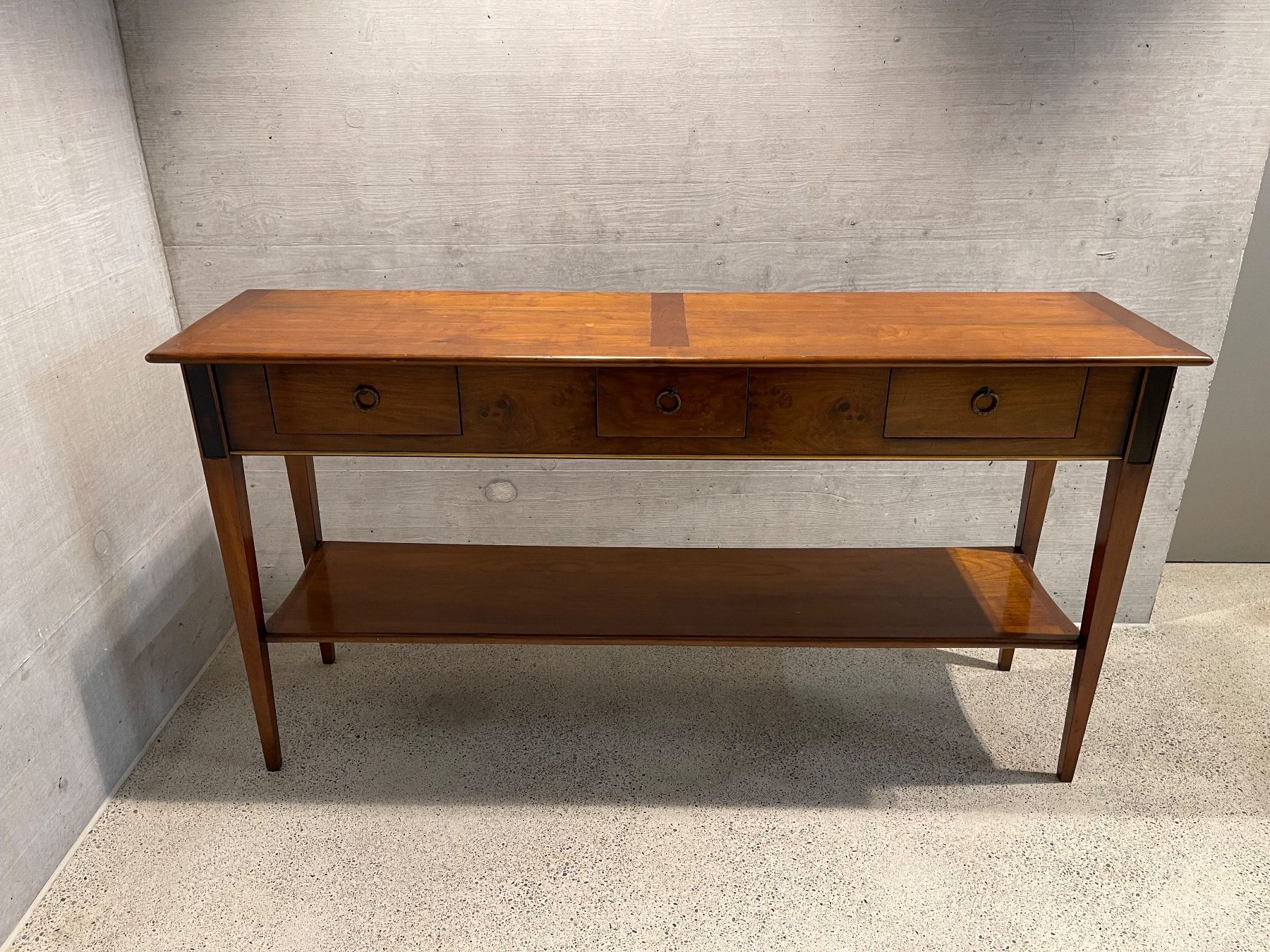 Cassettiere: Konsolentisch mit 3 Schubladen Nussbaum/Teak Mid-Century – Usato da Meilen venduto da ret_v7q8