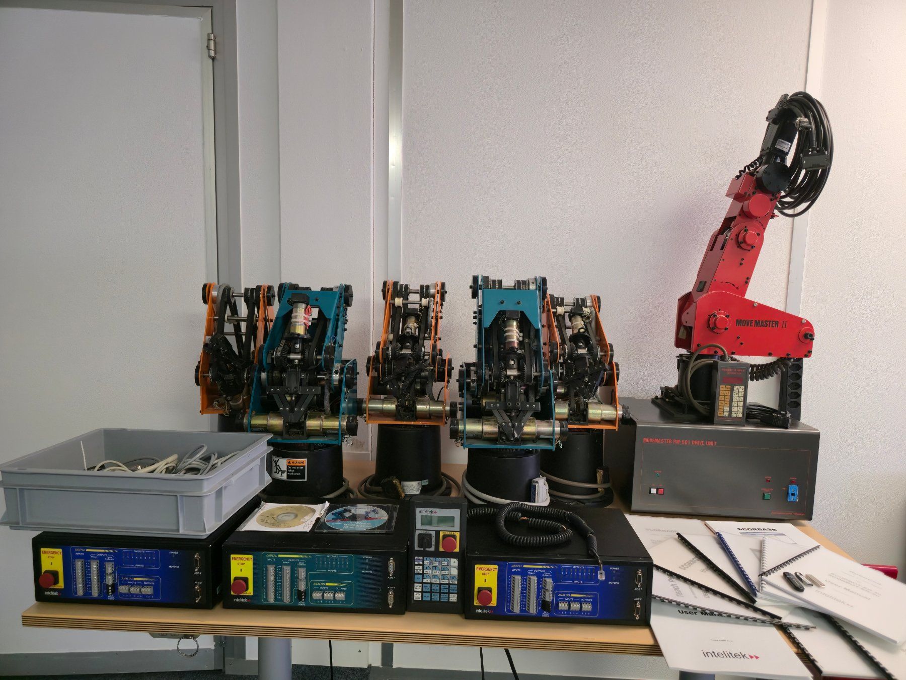 Mitsubishi Tutte le macchine: Roboterarme Paket Movemaster Scorbot ER4U ER4PC – Usato da Dietlikon venduto da sop_qr7v