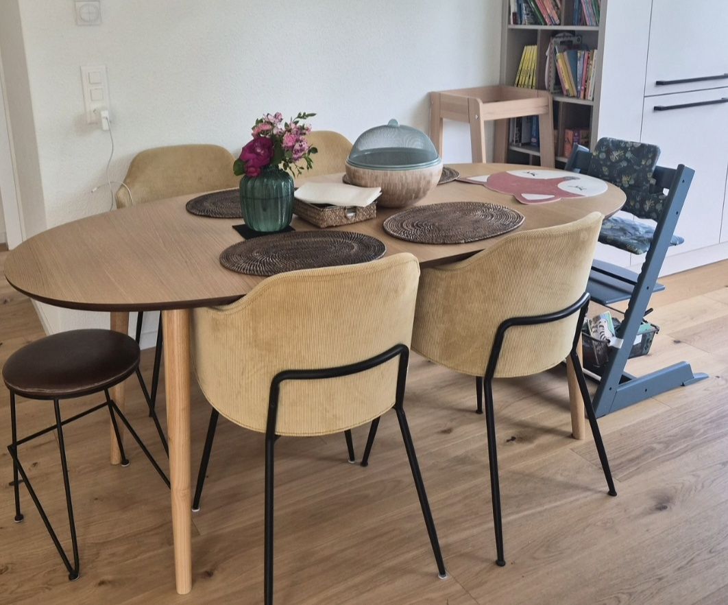 Set di tavolo e panche: Extendable Oval Dining Table & 4 Yellow Chairs from Kave  – Usato da Maur venduto da sof_92cd