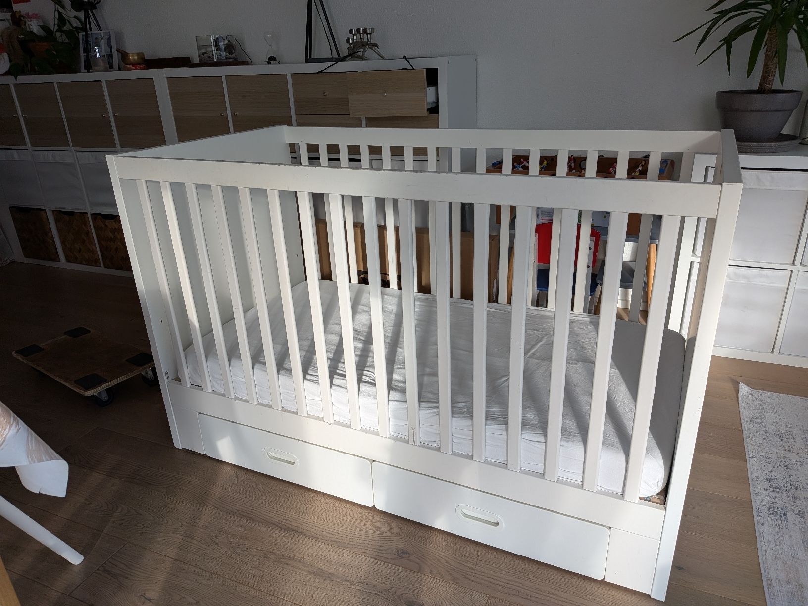 Ikea Betten: Lit bébé blanc avec tiroirs – Gebraucht aus Enney von dam_lq6n