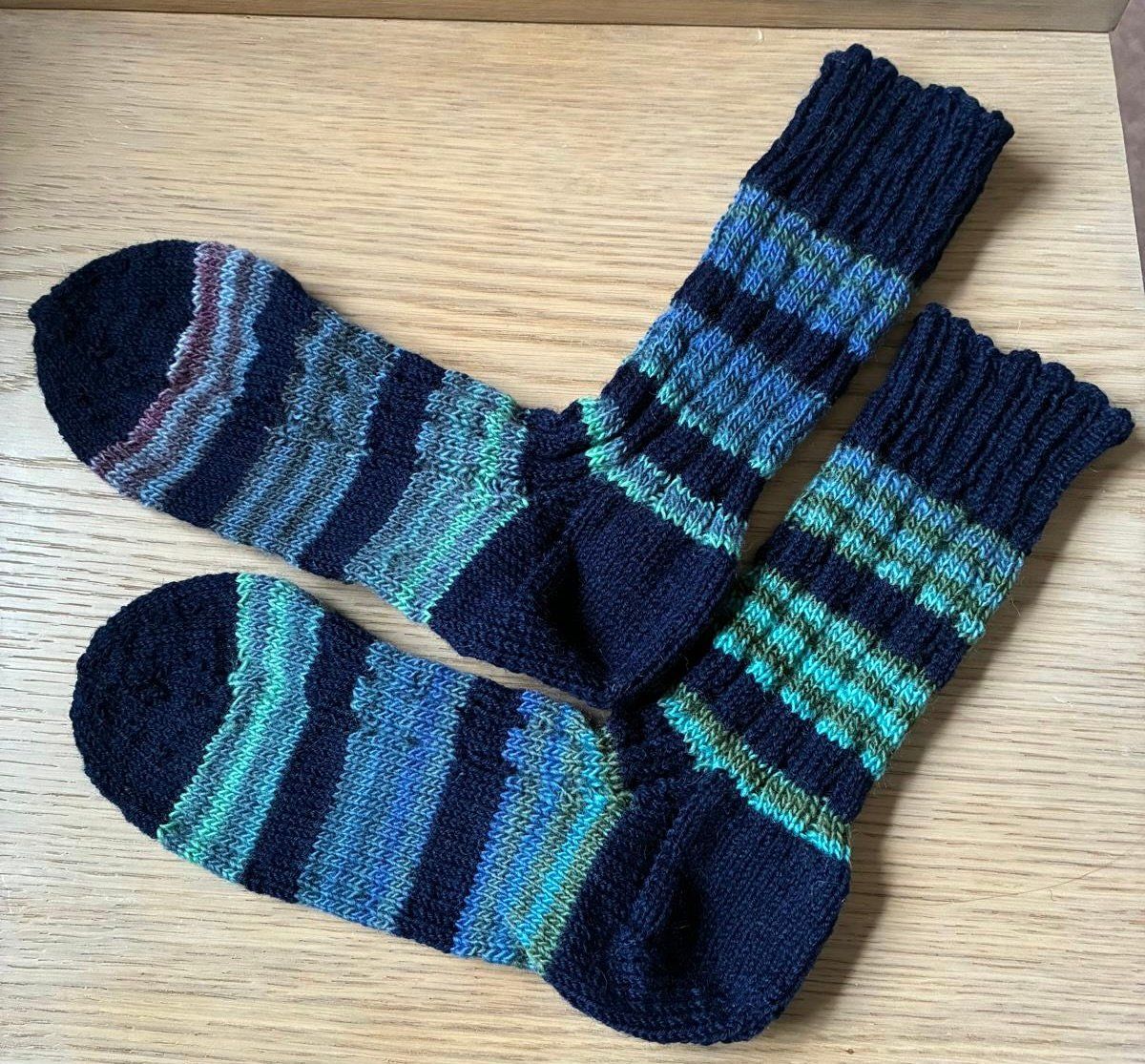 Socken: Handgestrickte Herrensocken  NEU  Grösse 44/45 – Neu (gemäss Beschreibung) aus Huttwil von Sommerhaus