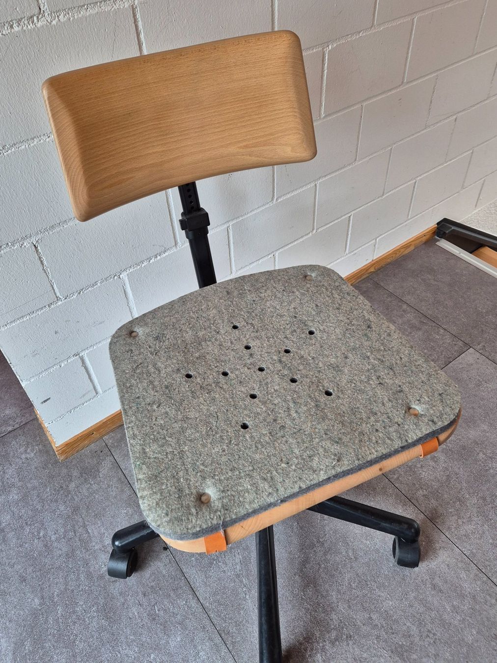 Stühle: Bürostuhl Holz mit Sitzfilz – Gebraucht aus Bad Ragaz von Belcar01 2