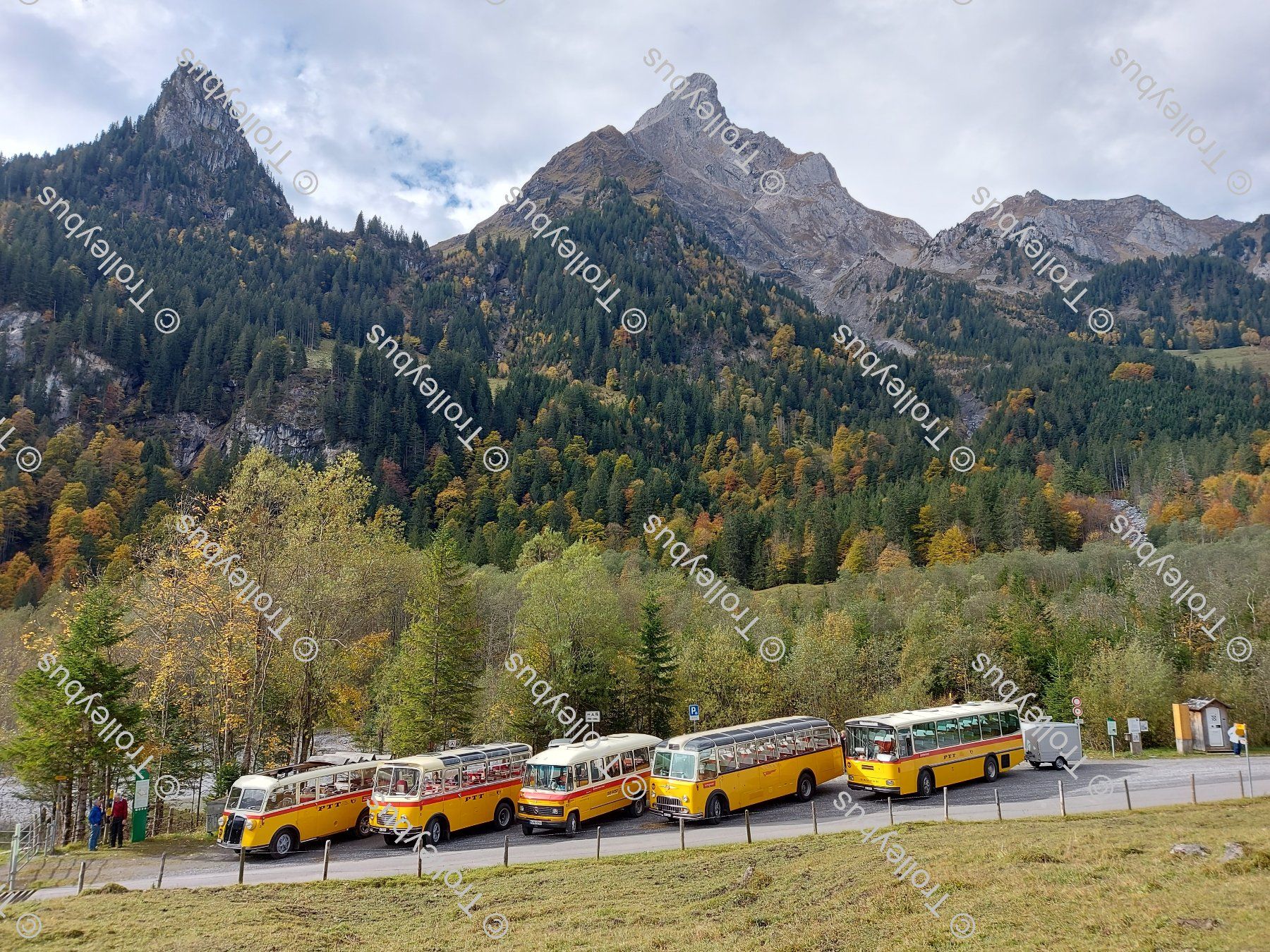 Cartoline postali: Postauto - Generationen im Kiental                    BTM084 – Nuovo (secondo la descrizione) da Bottmingen venduto da Trolleybus
