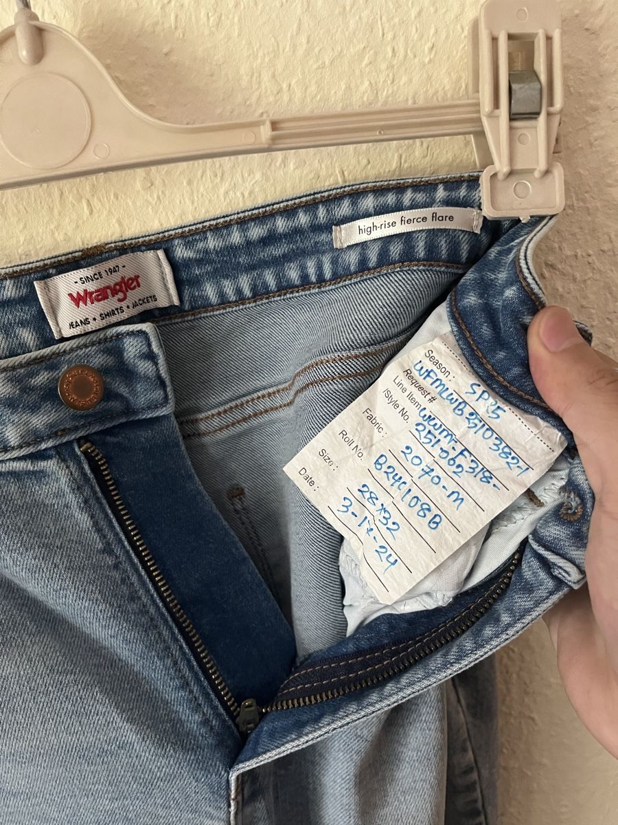 Wrangler Jeans: Jean Wrangler Flare Taille Haute (Prototype) – Nuovo (secondo la descrizione) da Petit-Lancy venduto da phikipi 4
