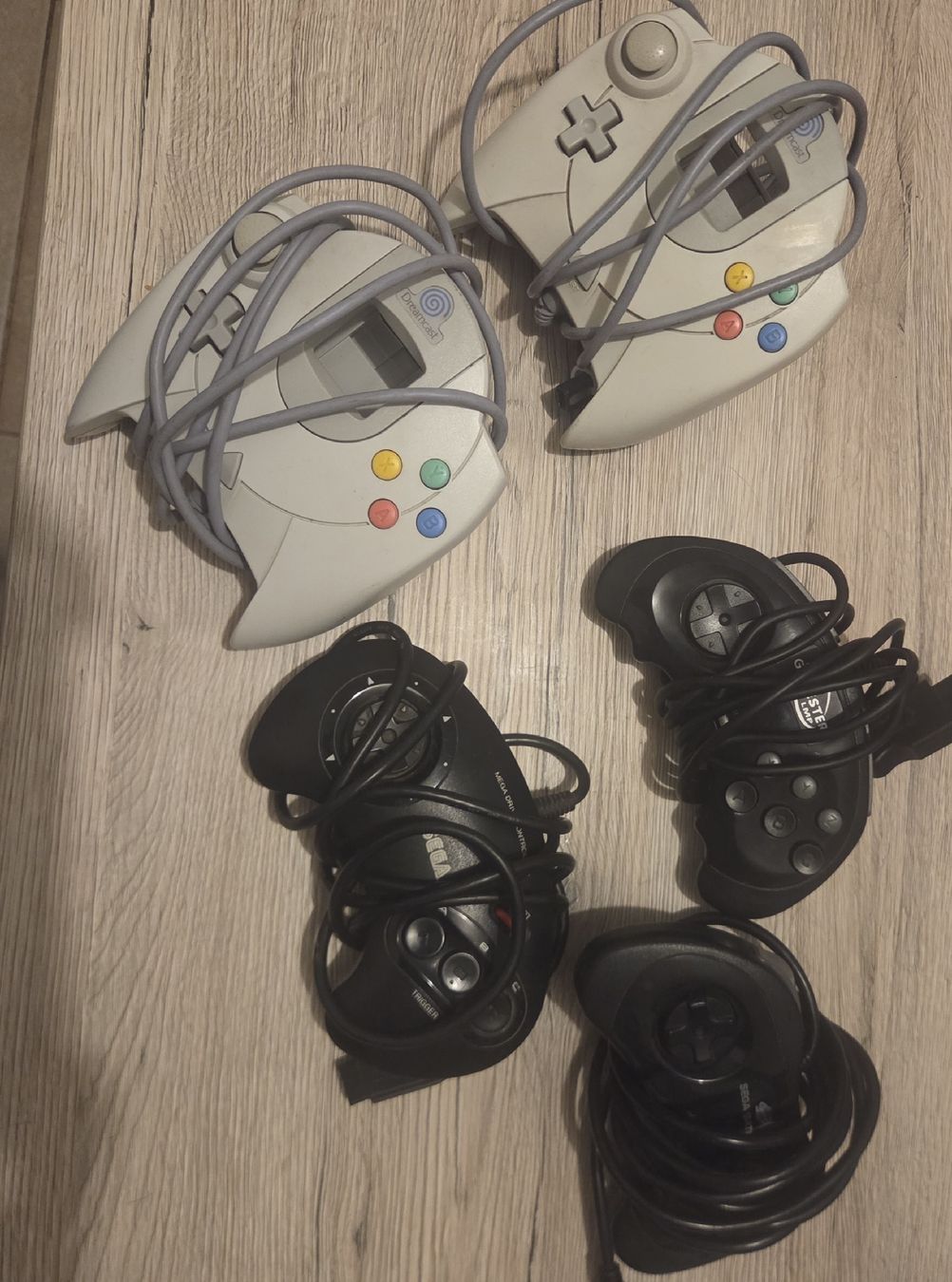 Sega Konsolen: 5 manettes lot bon etat – Gebraucht aus Sierre von gui_6bsw