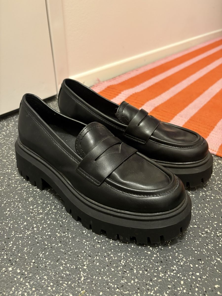 Stradivarius Scarpe da donna: Stradivarius Loafer schwarz Gr. 37 – Nuovo (secondo la descrizione) da St. Gallen venduto da niciper