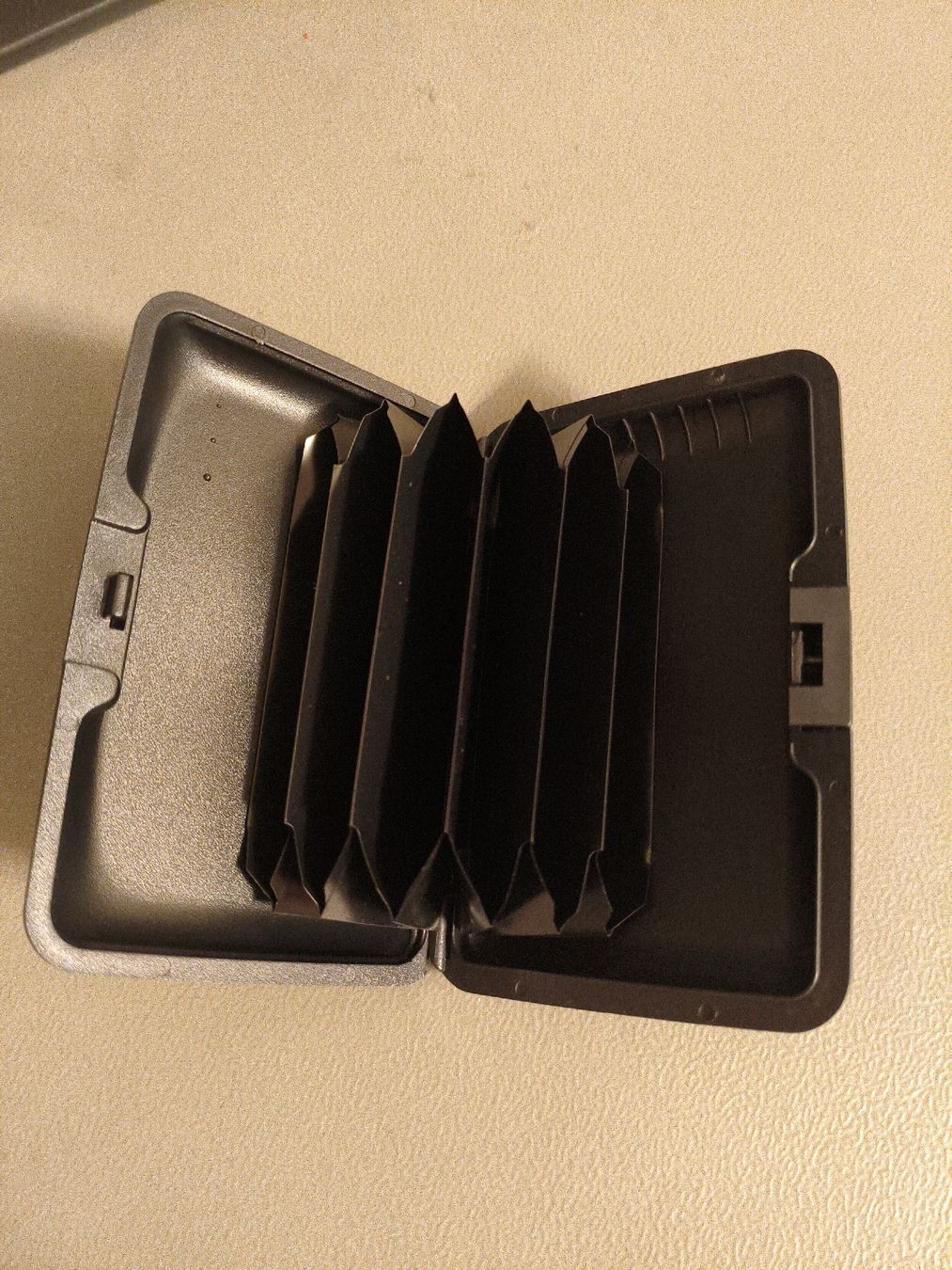 Brieftaschen: Kartenetui schwarz mit Fächer, Kunststoff – Neu (gemäss Beschreibung) aus Niederhasli von Adrian0113 1