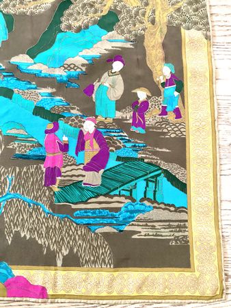 Handrollierter Silk Scarf Foulard mit asiatischem Motiv