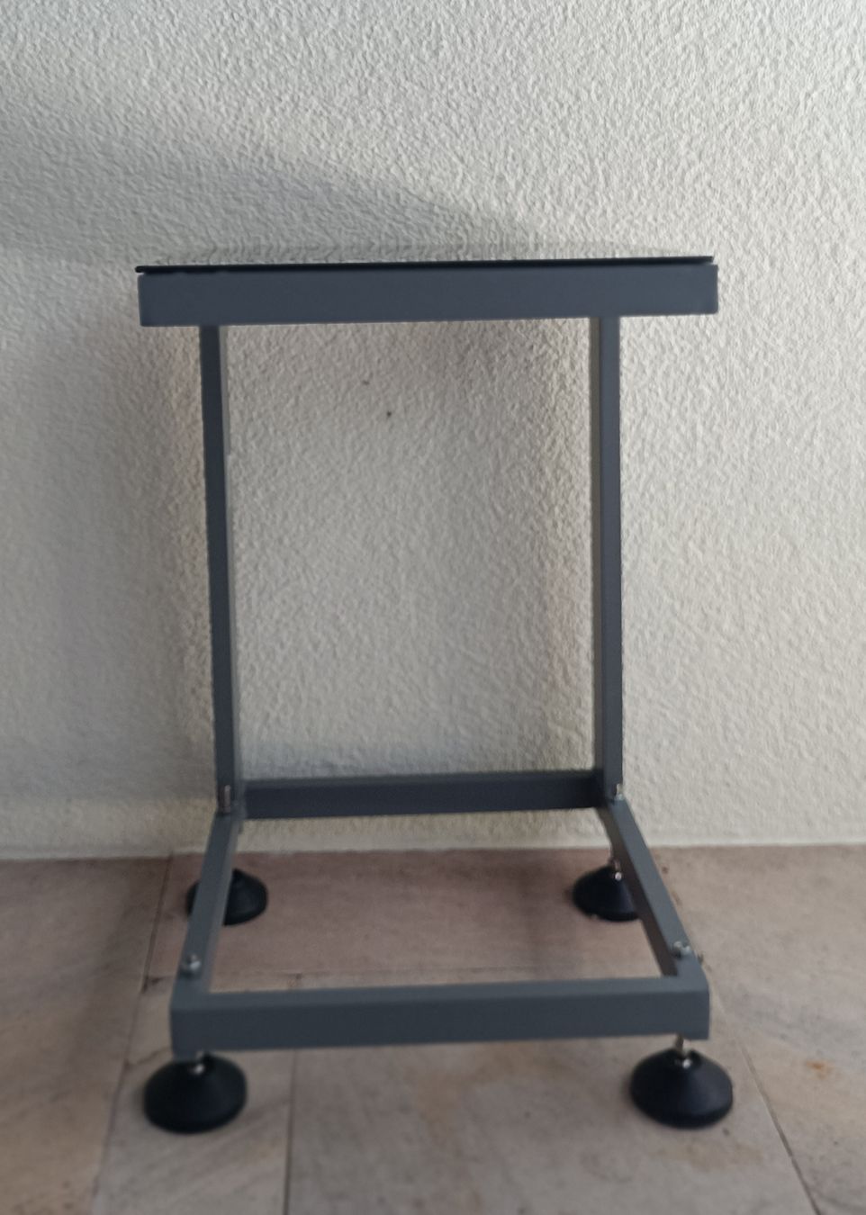 Sonstige Dekorationen & Accessoires: Beistelltisch Standfuss verstellbar.  – Gebraucht aus Wengi b. Büren von Rrehli