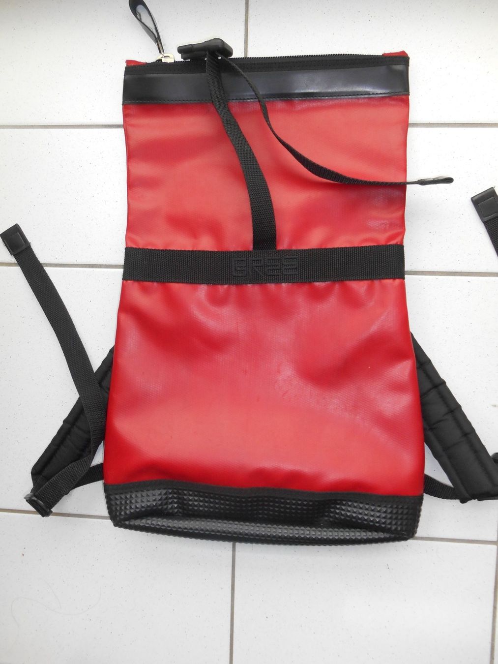 Bree Zaini: Bree Rucksack in Rot/Schwarz – Usato da Basel venduto da Birs868 1