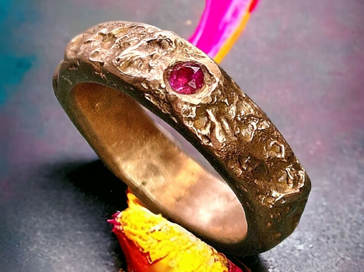 Anelli: Wilder Ring, Bronze & Rubin, Gr. 55,8 – Nuovo e nell'imballaggio originale da Aarau venduto da Schmuckhoehle_MD 2