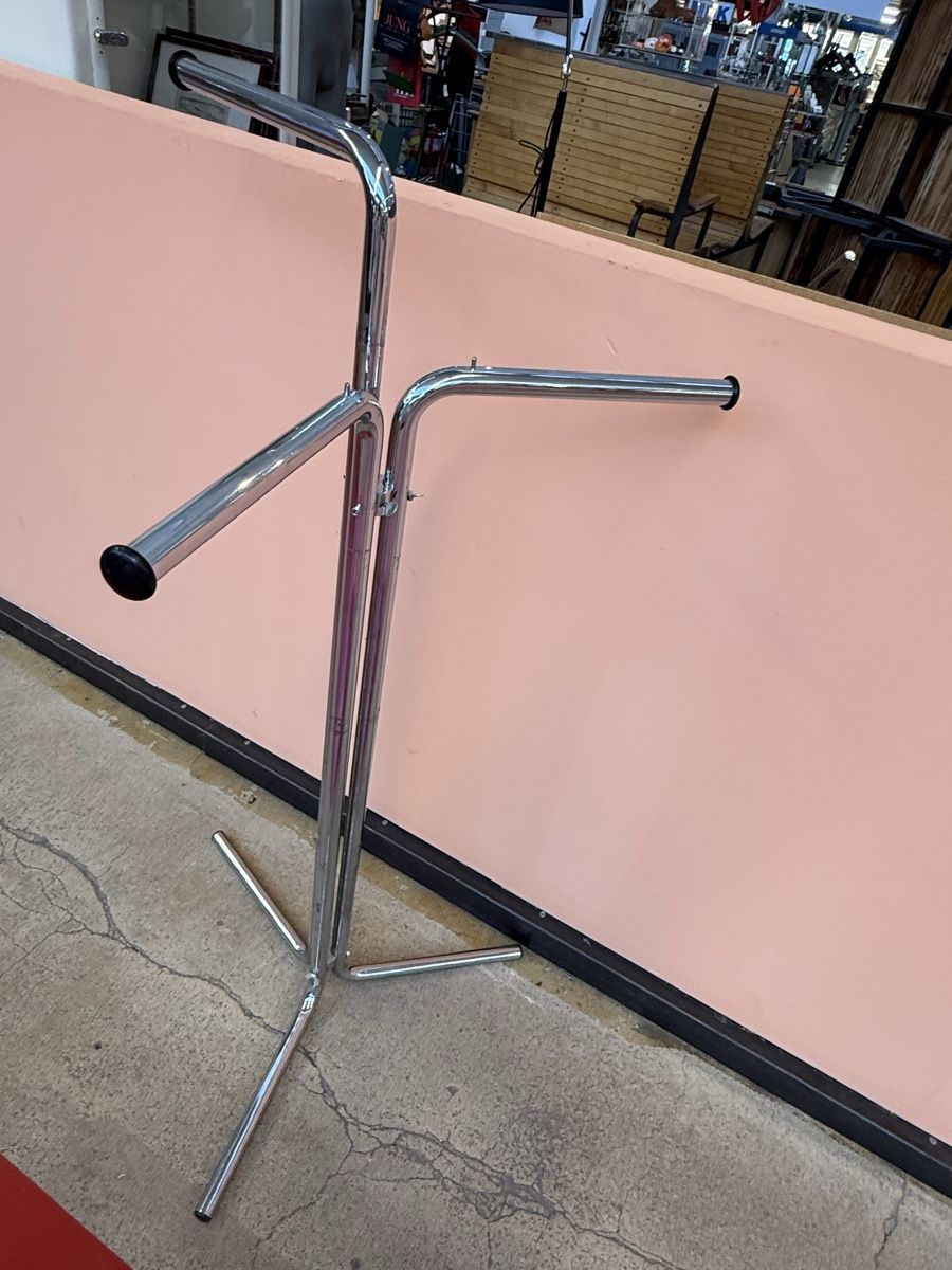 Sonstige Dekorationen & Accessoires: Profi-Kleiderständer Chrom (3-Arm) – Gebraucht aus Fulenbach von Annie.s_Mid_Century 1