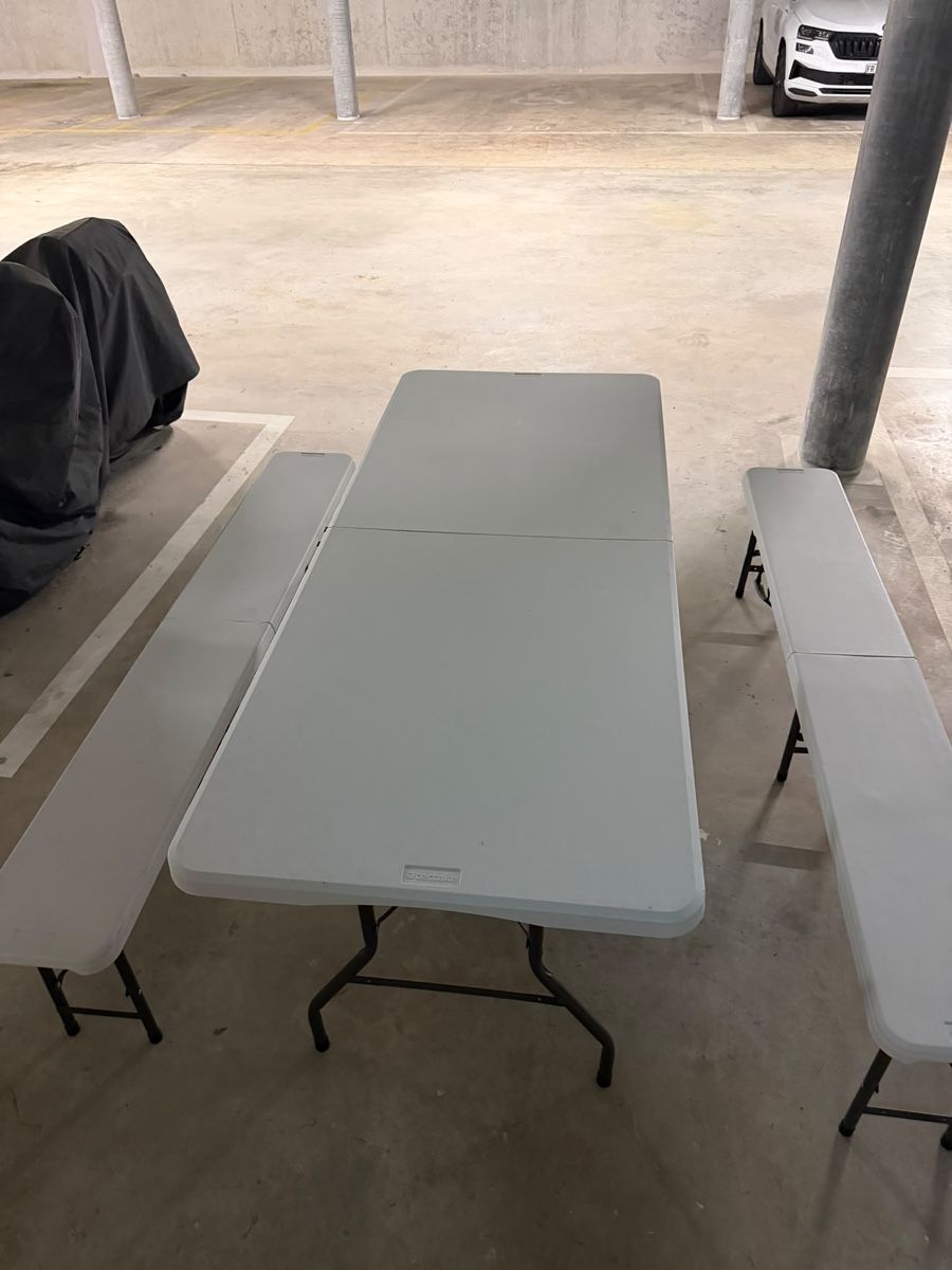 Set de table et chaises: Ensemble table et bancs pliants gris – D'occasion à Yverdon-les-Bains par hal_jq27 5
