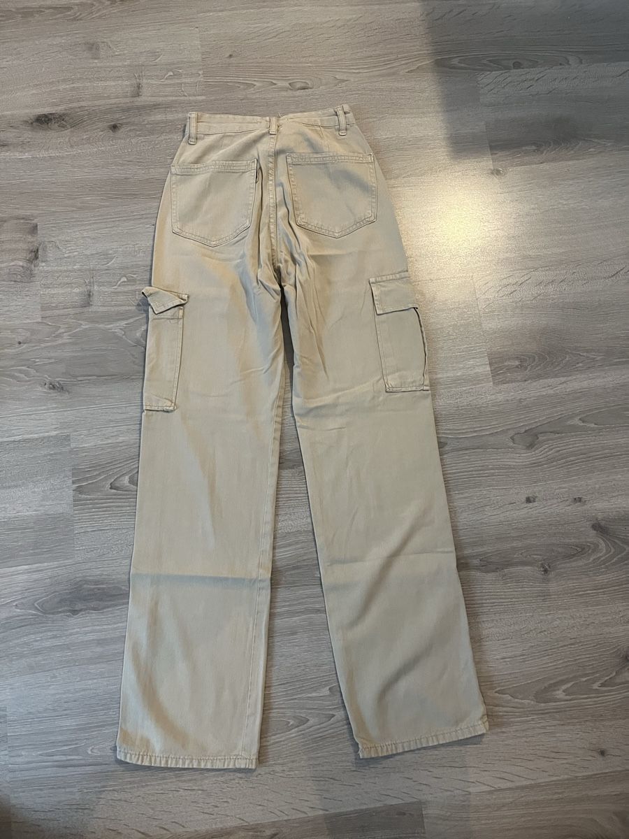 Stradivarius Pantaloni: Pantalon cargo beige – Usato da Les Geneveys-sur-Coffrane venduto da papoute 3