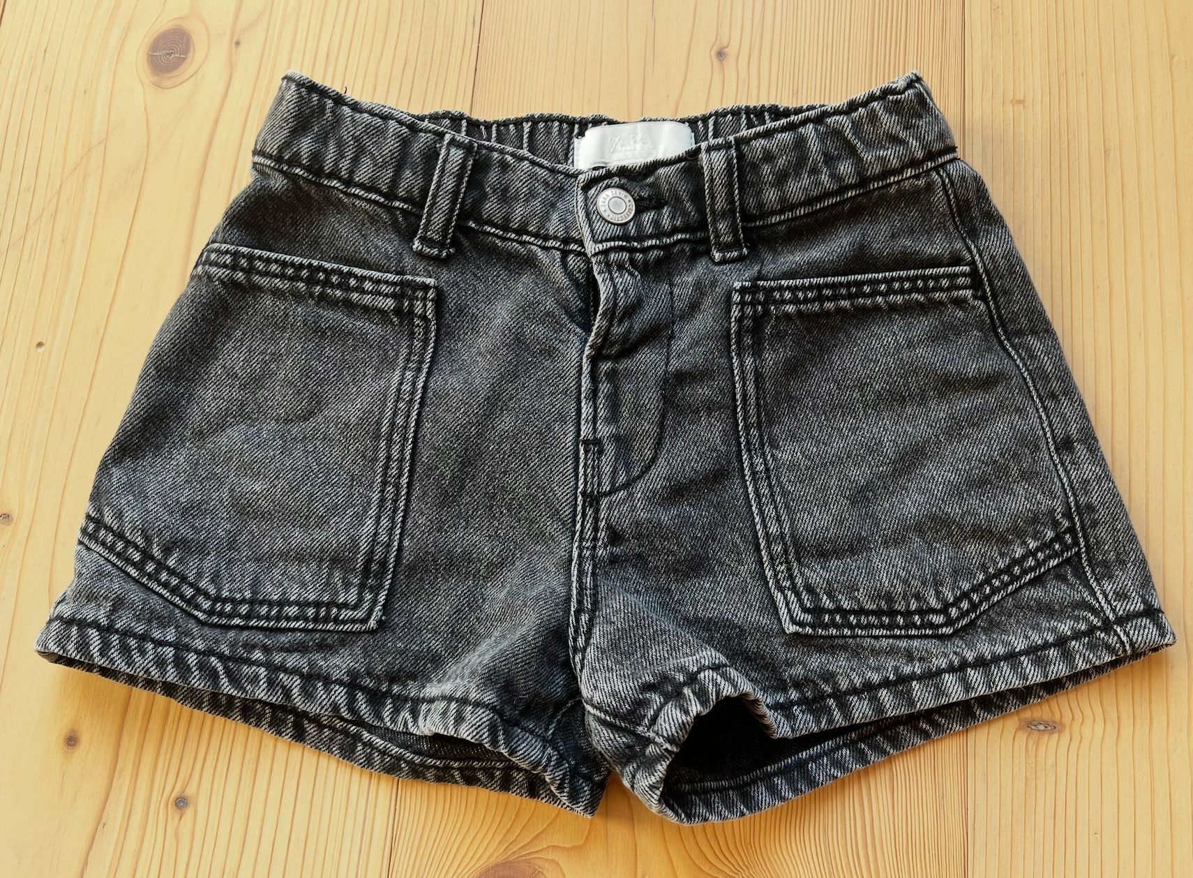 Zara Pantaloni: ZARA Shorts Gr.116 – Usato da Zürich venduto da meggimay