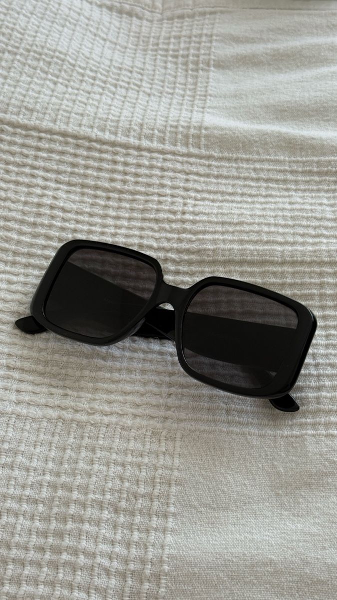 Mango Occhiali & Lenti: Sunglasses square frame black like new condition – Nuovo (secondo la descrizione) da Zürich venduto da ana_782l