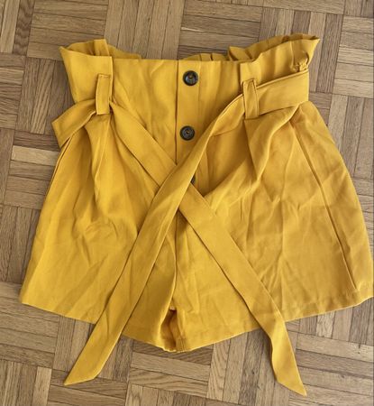 Kurze Hose Grösse M  mit Bund und Knöpfen
