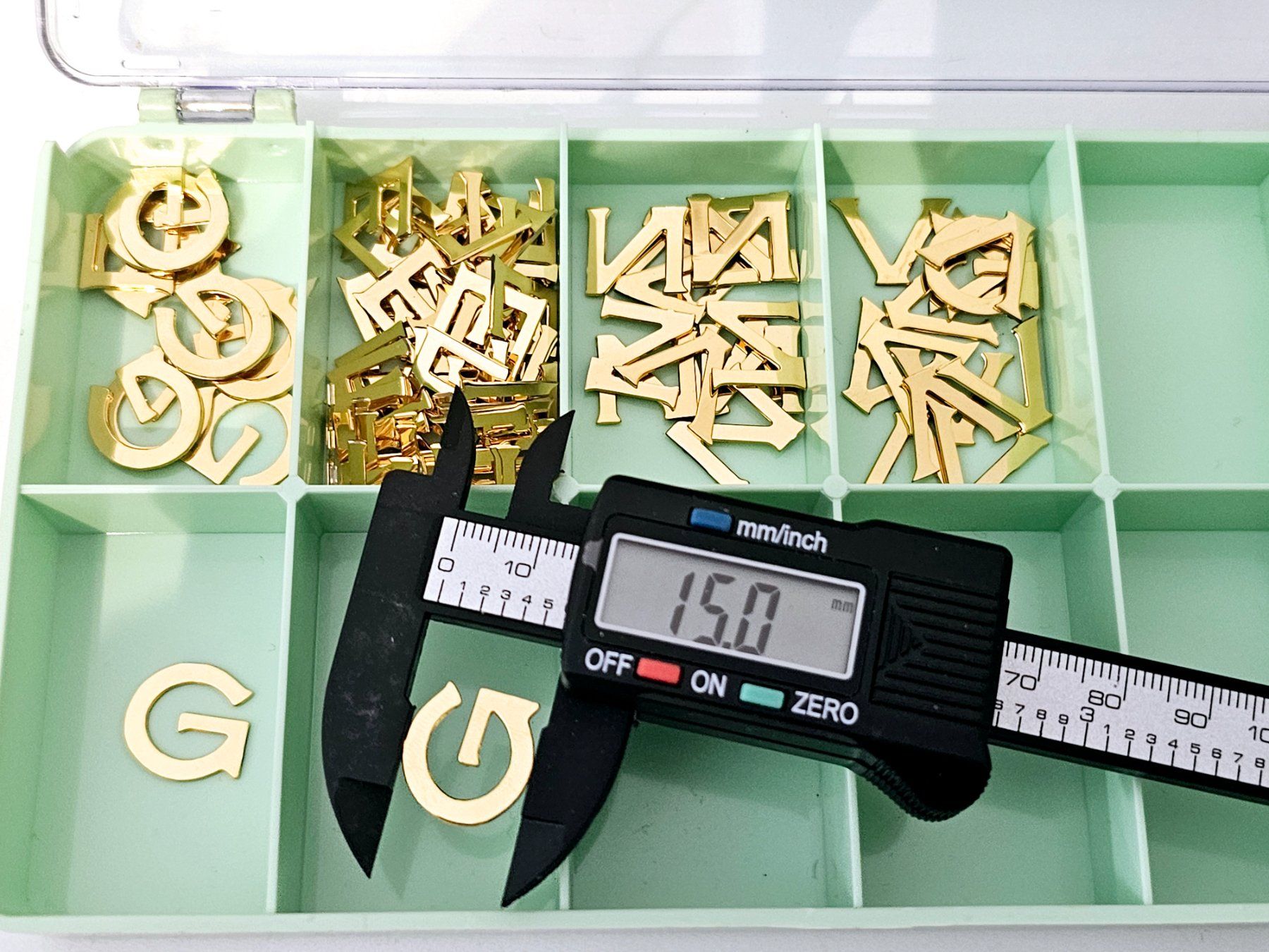 Alle Dekorationen: Goldene Buchstaben Gucci – Gebraucht aus Bassersdorf von AnkerWatch 9