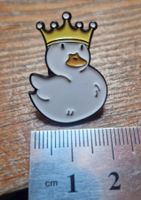 Gans mit Krone - Pin Badge Anstecker