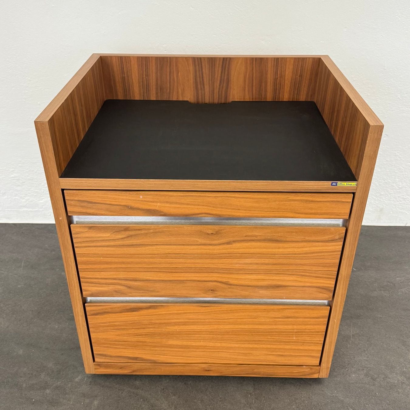 Schränke: Top Design Exclusiv Sideboard 650mm breit - Nussbaum – Gebraucht aus Schönenwerd von mcofficeshop