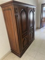 Schrank Holz dunkel mit Tueren und Fachboeden