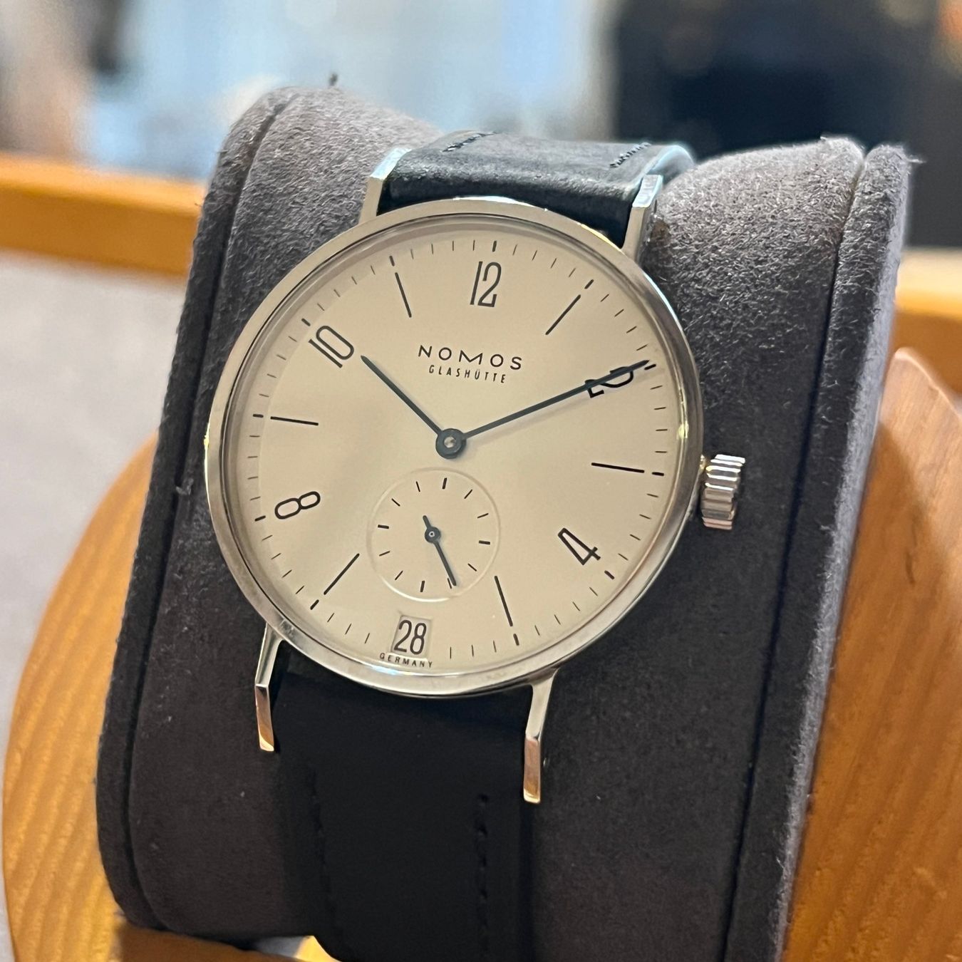 Nomos Orologi: Nomos Tangente Datum Mechanical Silver Dial – Usato da Carouge GE venduto da Watchaser 2