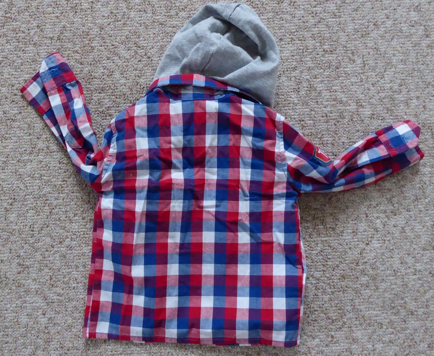 Camicie, T-shirt & Polo: Lässiges Hemd Boy 74 mit Kapuze – Usato da Wettingen venduto da tonia3 1