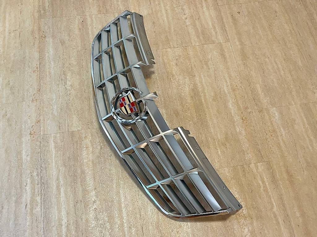 Wein: Cadillac DTS Grill von 2006 bis 2011 chrom silber – Gebraucht aus Turbenthal von Retoo 1