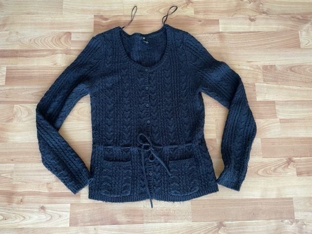 Vestes: Strickjäckli schwarz mit Bindegürtel, Grösse S – D'occasion à Niederweningen par sho_mb8y