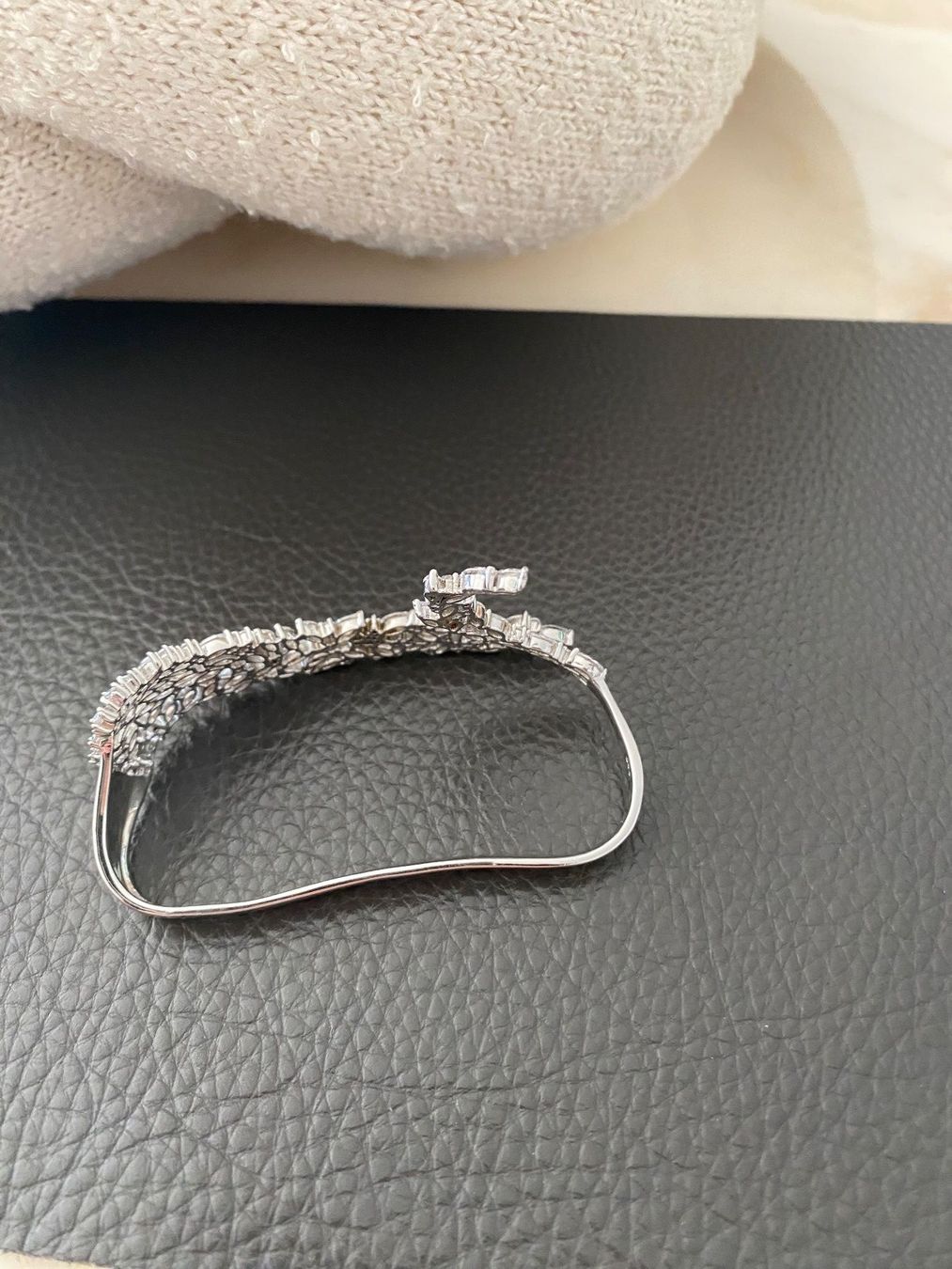 Bagues: Neuwertiger Armschmuck Ring Handcuff aus Silber – Neuf (Voir description) à Zug par hautecoutureclub 7