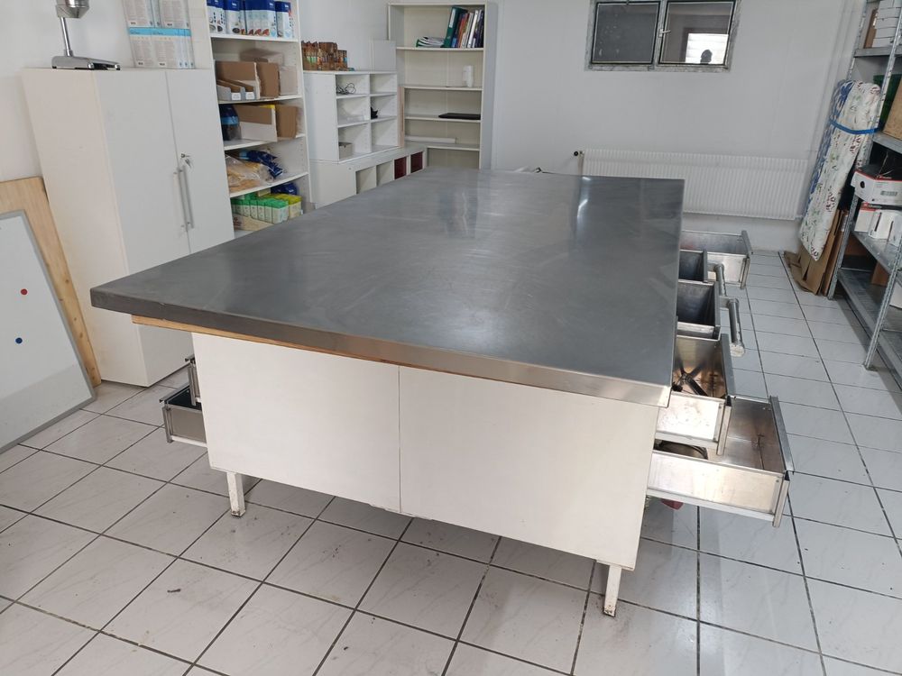 gratis-arbeitstisch-chromstahlplatte-mit-schubladen-kaufen-auf-ricardo