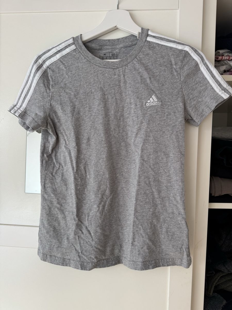 Adidas T-shirt: T-shirt – Nuovo (secondo la descrizione) da Turgi venduto da eiiinalem