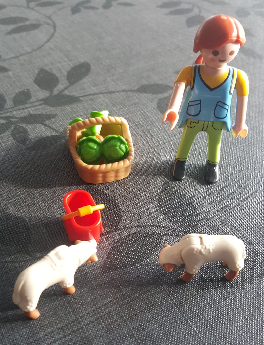 Playmobil Giocattoli: Playmobil Bäuerin bei Schäfchen-Fütterung – Usato da Bremgarten b. Bern venduto da gutzi63 1