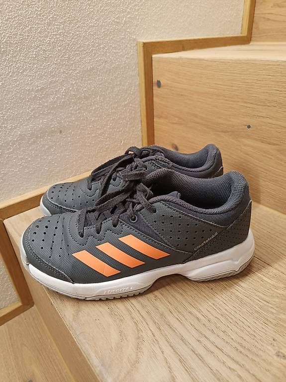 Schuhe für Jungen: Hallenschuhe Adidas Gr. 34 – Gebraucht aus Humlikon von Zitrone011 2