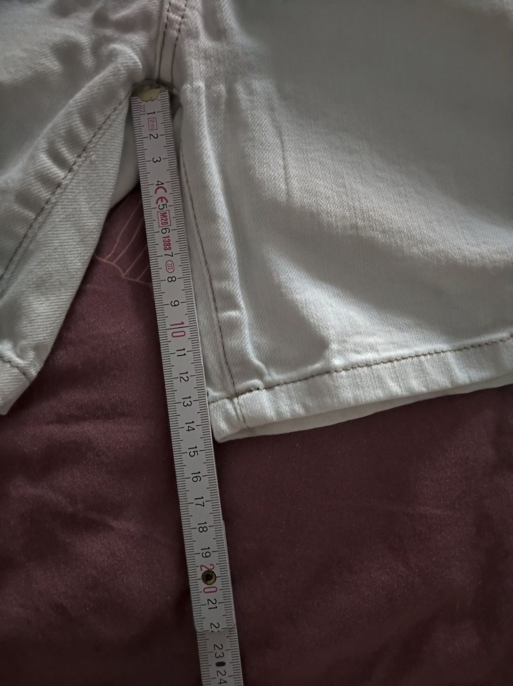 Pantaloni: jeans- Shorts – Usato da Salenstein venduto da Silly...0 4