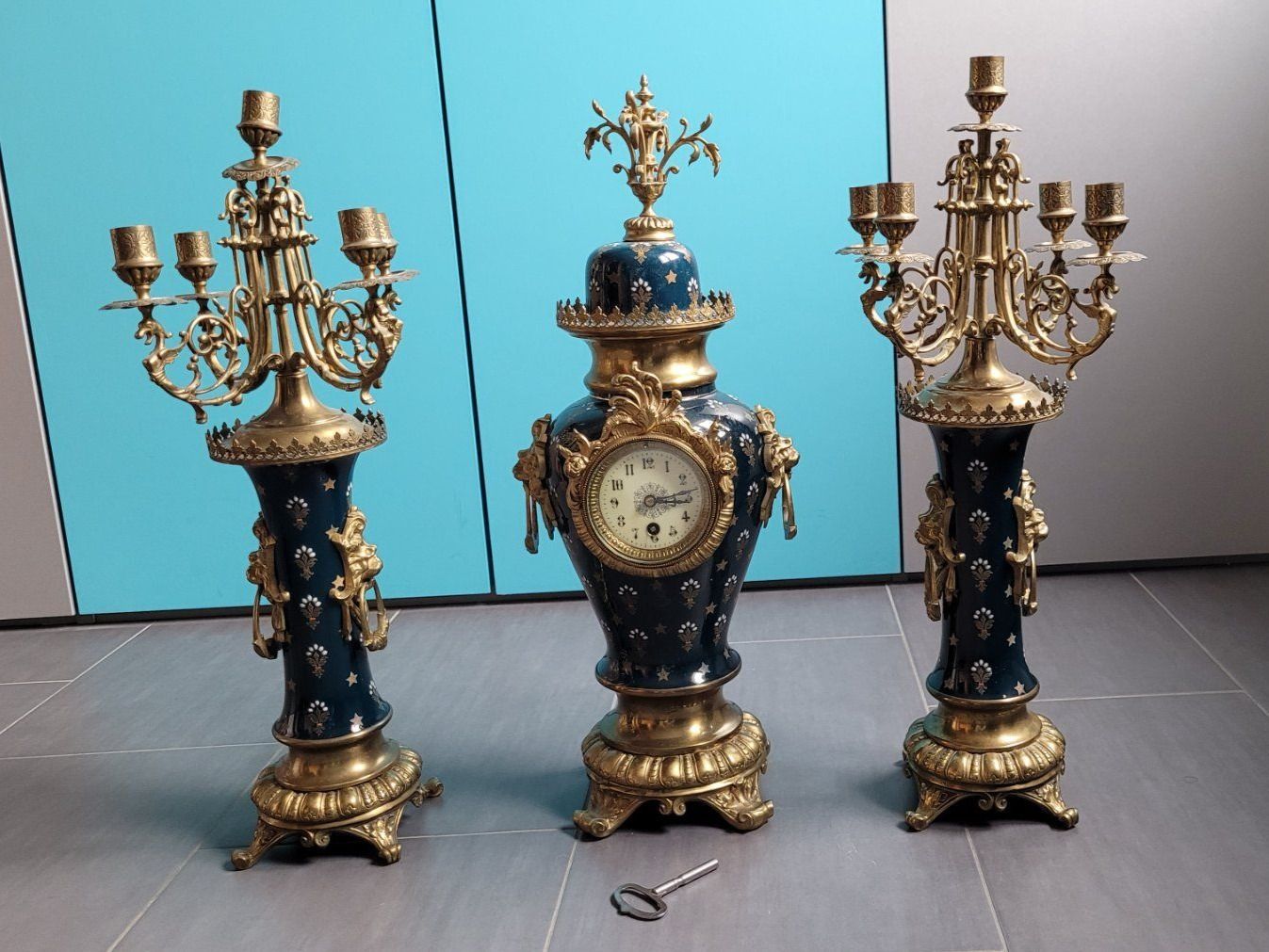 Orologi da terra & Orologi da parete: Kaminuhr mit Kerzenhaltern – Usato da Derendingen venduto da BAK01