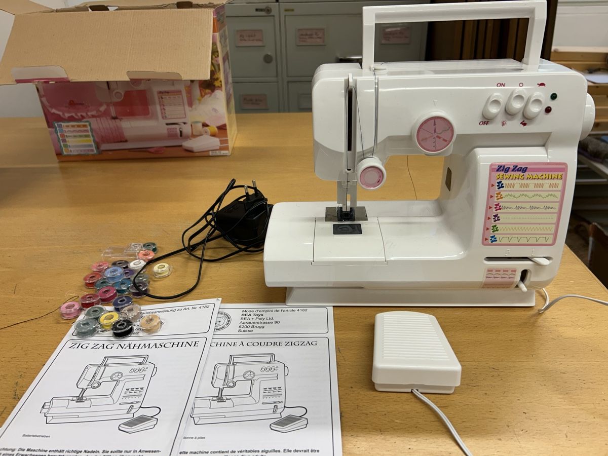 Nähmaschinen: Kindernähmaschine Zig Zag & Straight – Gebraucht aus Zürich von tar_dd2v 1