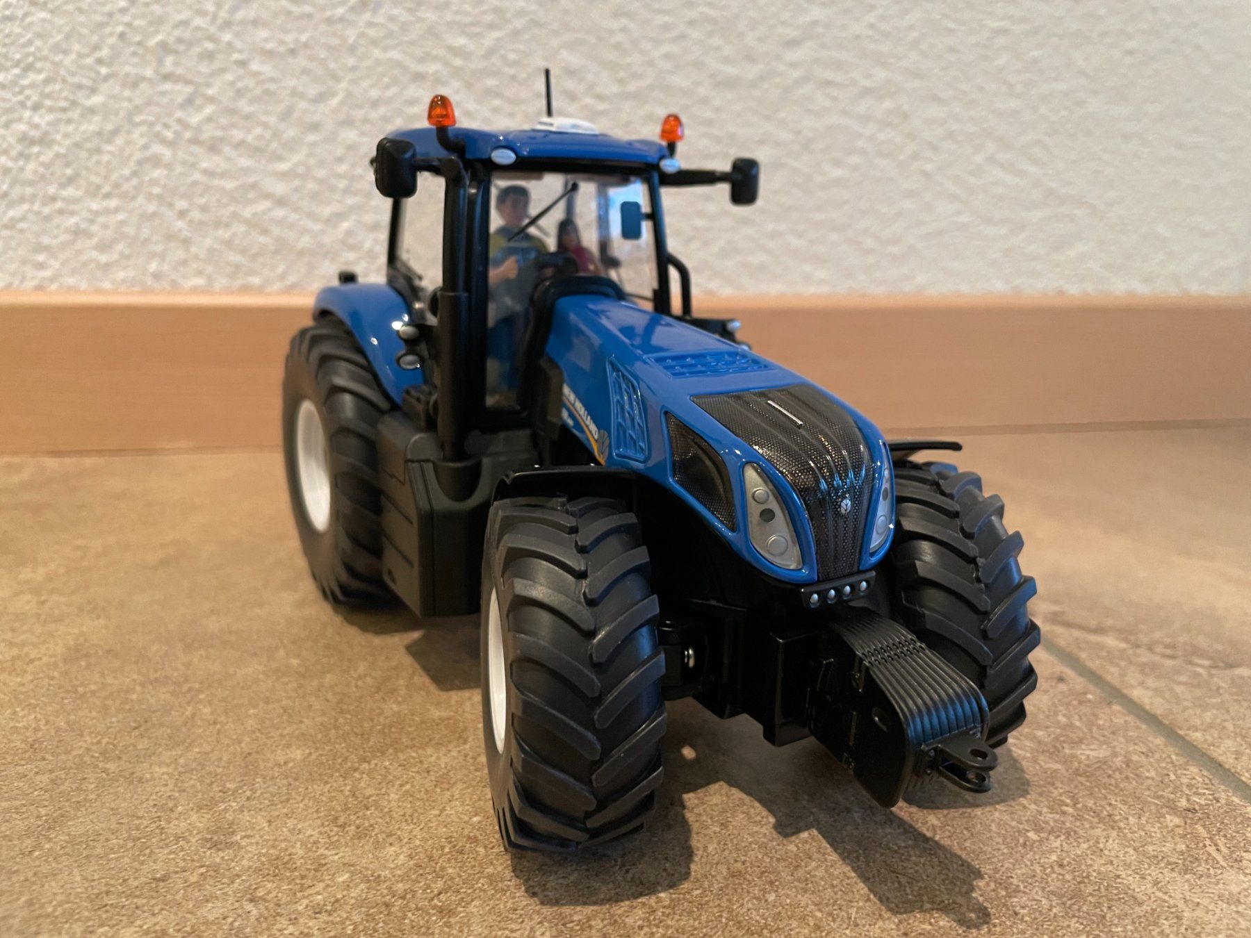 New Holland Trattori: SIKU New Holland T8.300 – Nuovo e nell'imballaggio originale da Kreuzlingen venduto da Stefan1150 1